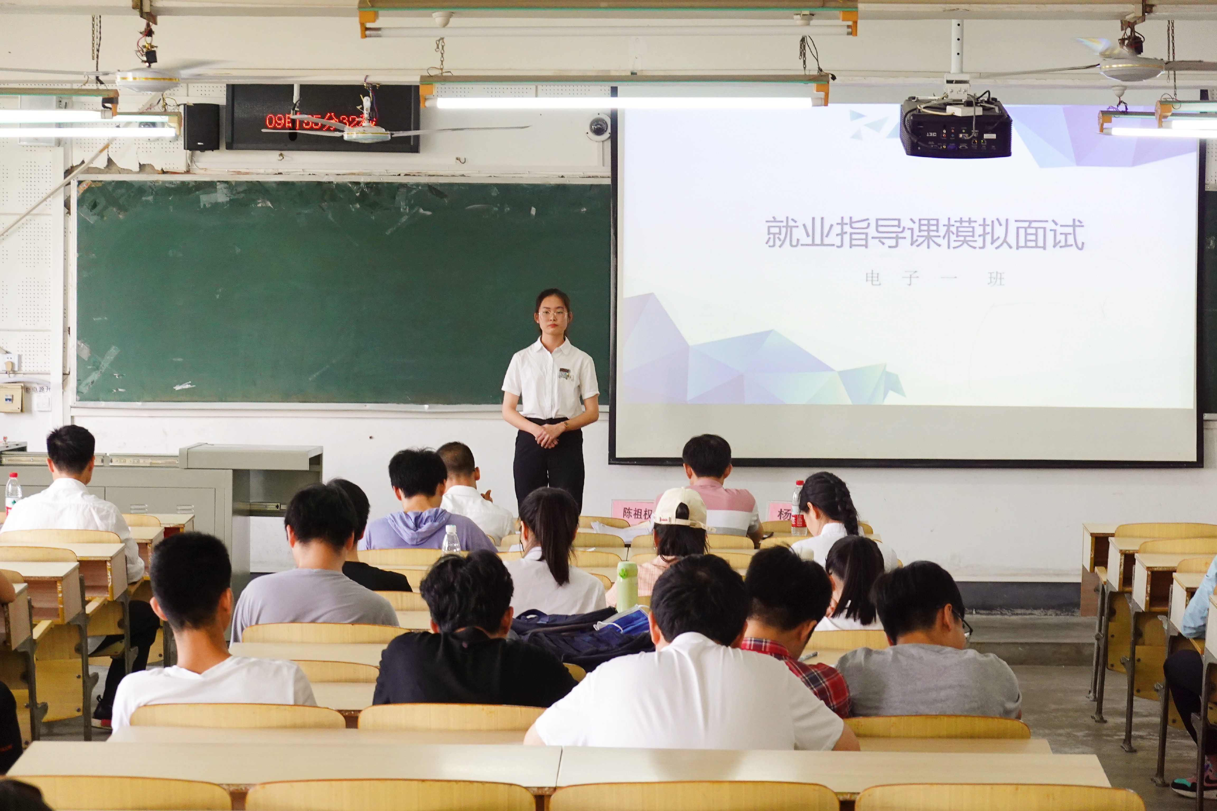 我院组织学生参加模拟面试 助力提升就业竞争优势