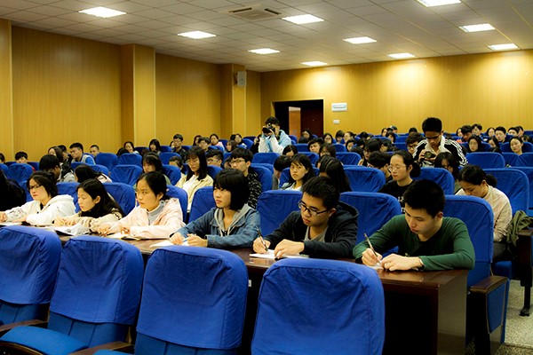 认真倾听的同学们-1